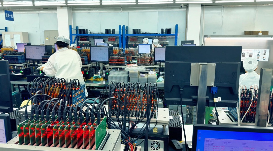 Piso de prueba al 100% en la fábrica de origen donde se prueba la capacidad de cada tarjeta